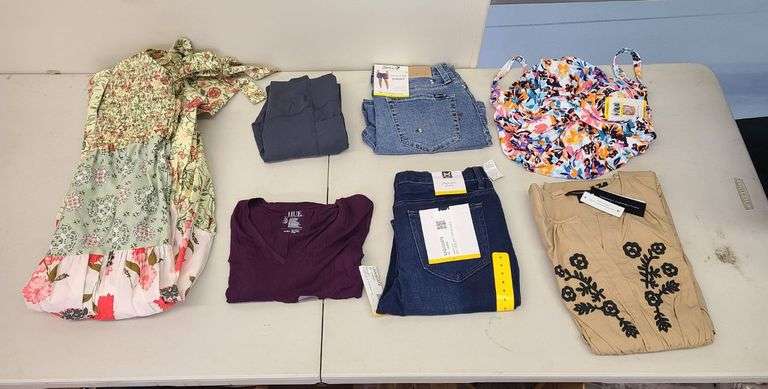 7) Articles of Women's Medium Clothing - Prime Time Auctions, Inc.