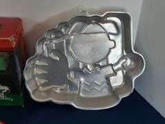 Peanuts Collection: Cake Pan, Glass, Figurines