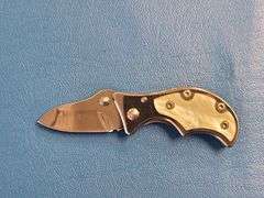 4) Pocket Knives, 1) Small Mag Light