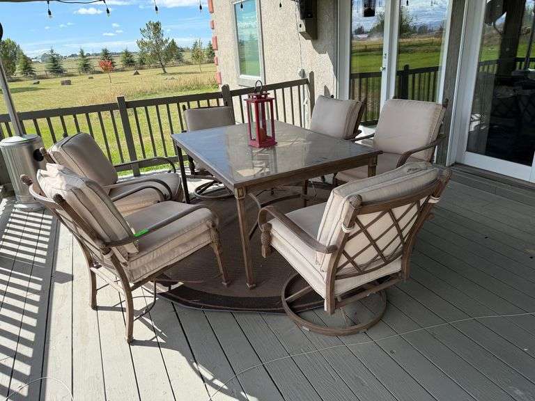 Outdoor Patio Table and Chairs