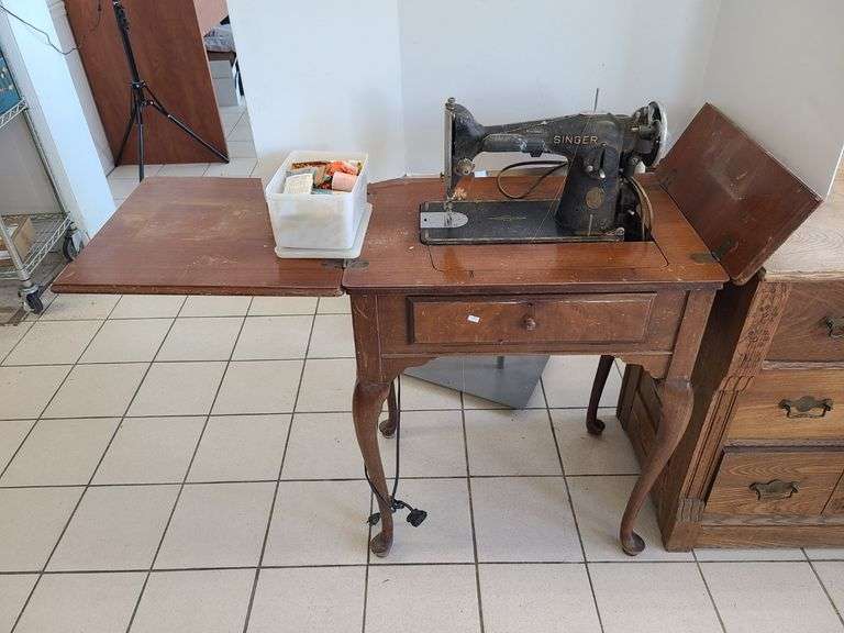 Vintage Singer Sewing Machine in Cabinet
