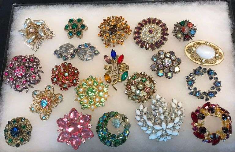 Assortment of Vintage Broaches & Pins