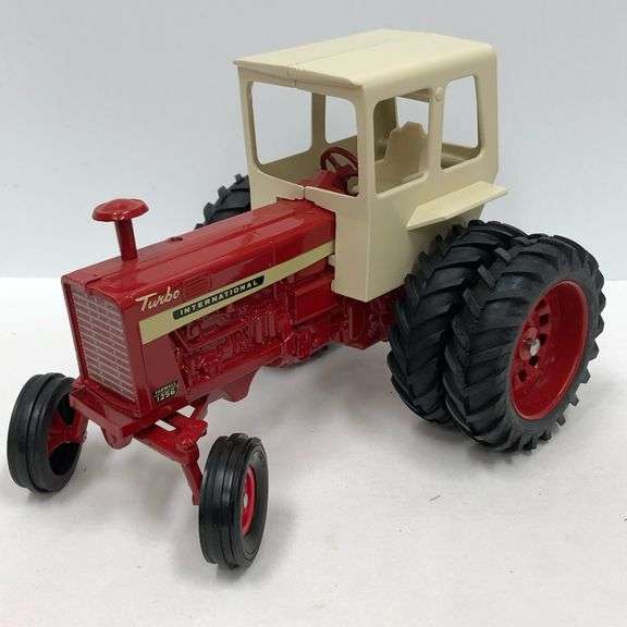 IH Farmall 1256 Tractor - ERTL 1/16