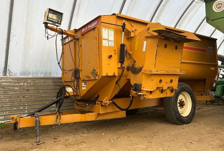 Kuhn 3130 Reel Auggie Mixer Wagon
