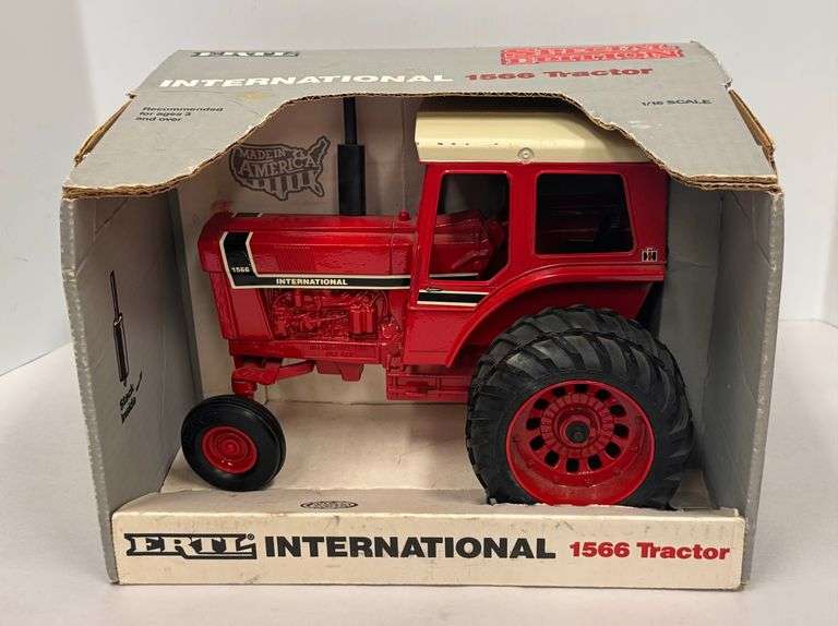 International 1566 Tractor with Duals and Cab - 1/16 Scale