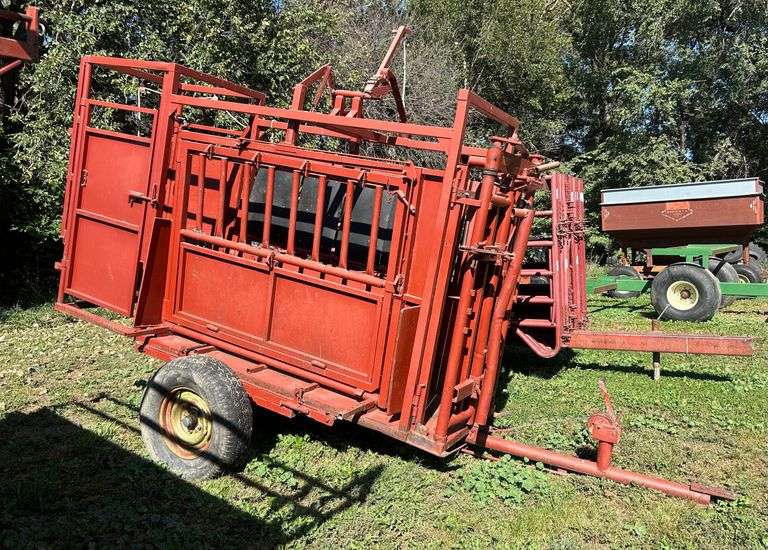 Pinkelman MFG Portable Squeeze Chute on Cart - Creamer Auction