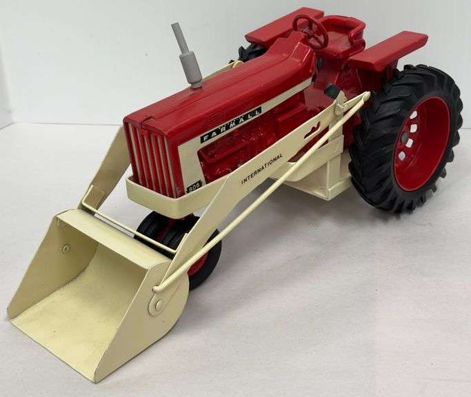 Farmall 806 Tractor with Loader - 1/16 Scale