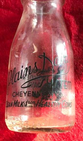 OLD PLAINS DAIRY CHEYENNE, WYO. 1/2 PINT CREAM BOTTLE-“COWBOY GRAPHICS”