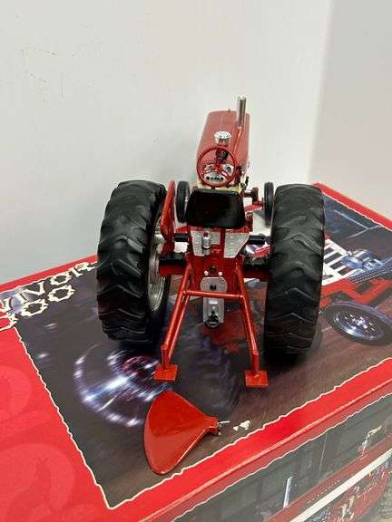 Farmall 460 - Survivor 2000  Resin Pulling Tractor (Fender Broke)