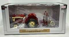 International Harvester 340 Tractor with 251 Planter - Spec Cast 1/16