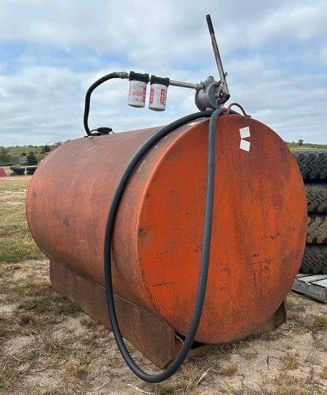 500 Gallon Fuel Tank w/ Hand Pump