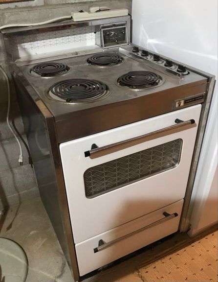 Magic Chef - Elec Range - 24” Wide