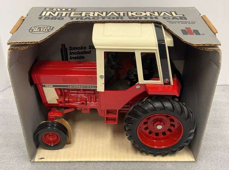 International 1586 Tractor w/ Cab - ERTL 1/16