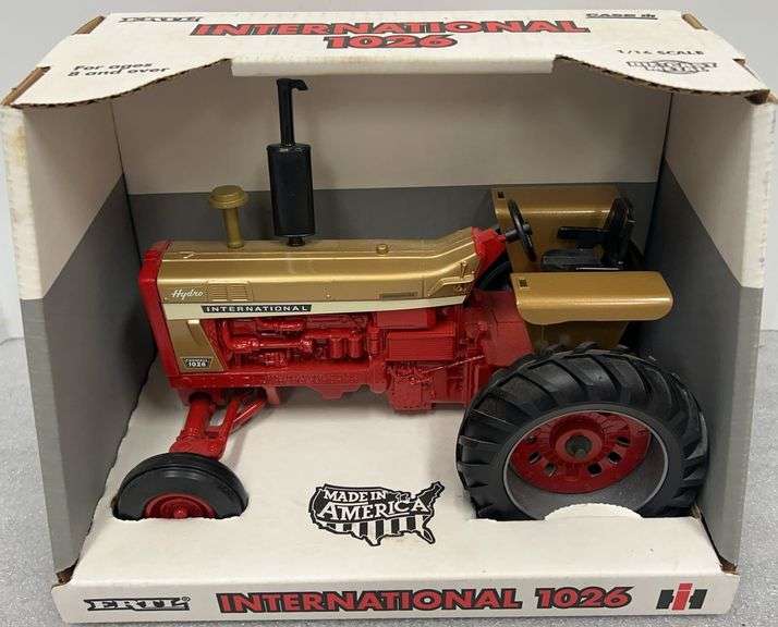 International Farmall 1026 Demonstrator - ERTL 1/16 Scale