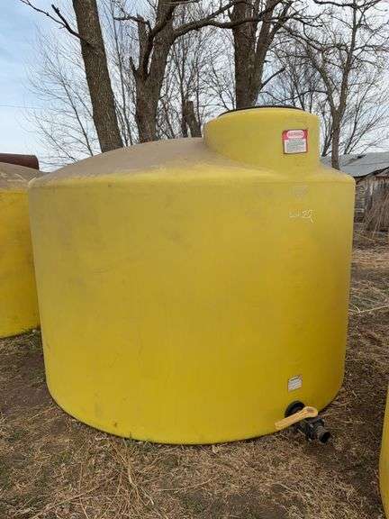 1,550 Gallon Poly Storage Tank