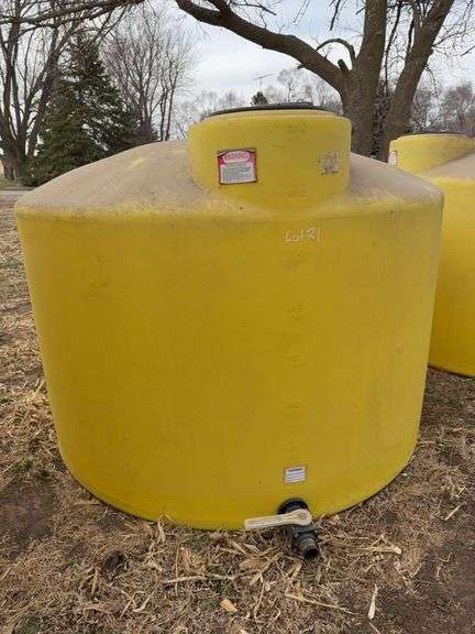 1,550 Gallon Poly Storage Tank