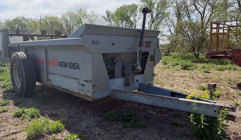New Idea Model 3622 Manure Spreader w/ 2 Beaters - Needs New Apron Chain