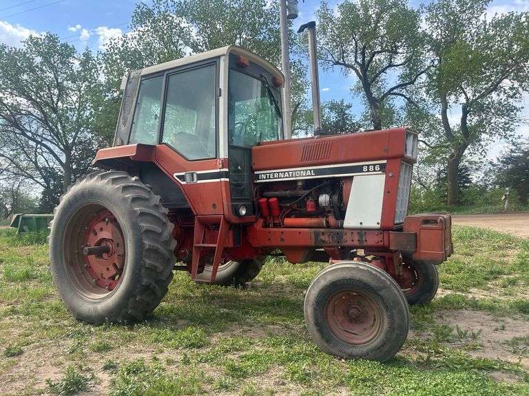 International 886 Tractor