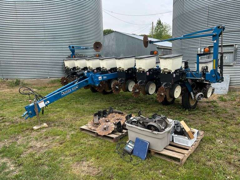 Kinze 3000 Planter 8 Row 15 - Interplanet