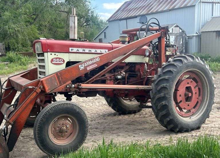 International 560 Gas Tractor - Selling with Farmhand F-11 Loader