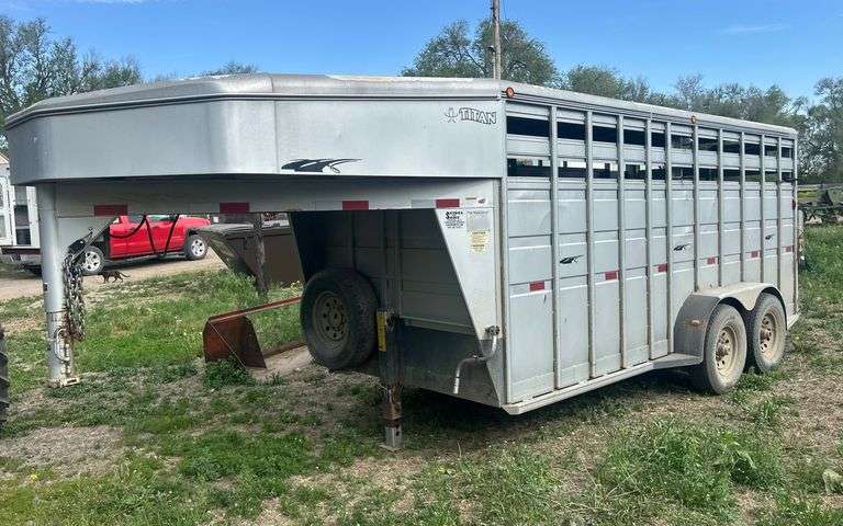 2005 Titan 7 Ft x 16 Ft. Gooseneck Livestock Trailer