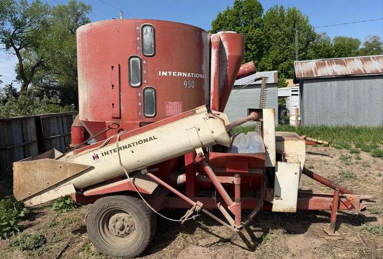 International 950 Grinder Mixer