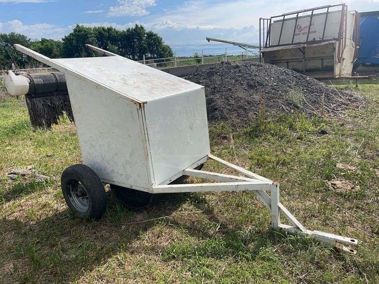 Portable Mineral Feeder with Cattle Rub