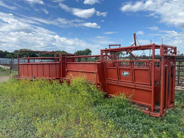 STUR-D Cattle Working Tub and Squeeze Chute