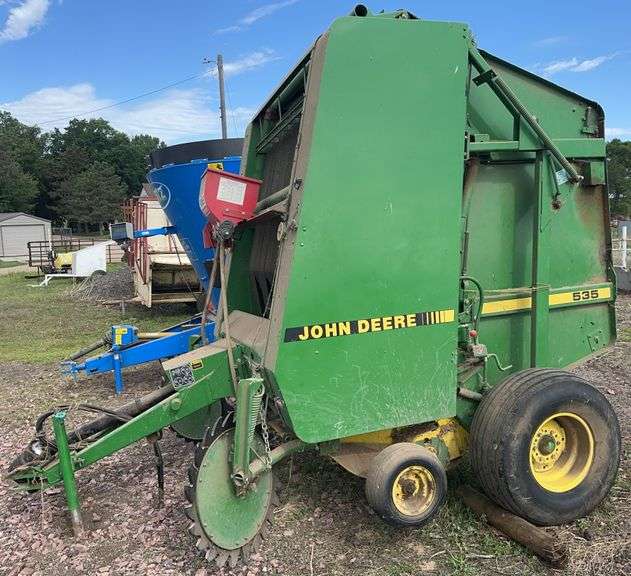 John Deere 535 Round Baler