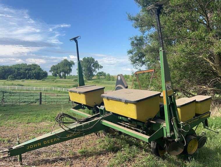 John Deere 7200 Max Emerge 2 -  4 Row 38” Planter