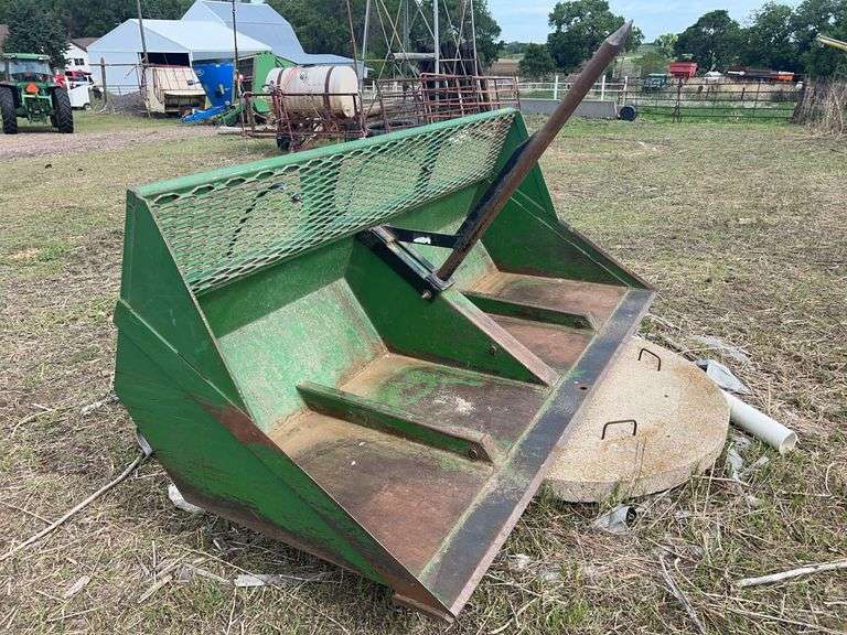 Gnuse 3Point 9’ Bucket With Bale Spear