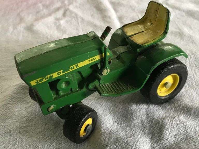 OLD JOHN DEERE TOY 140 LAWN TRACTOR