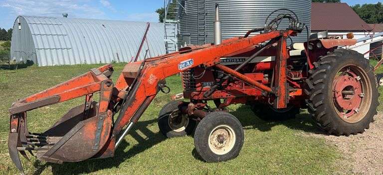 IH Farmall 656 Tractor with Dual 325 Loader