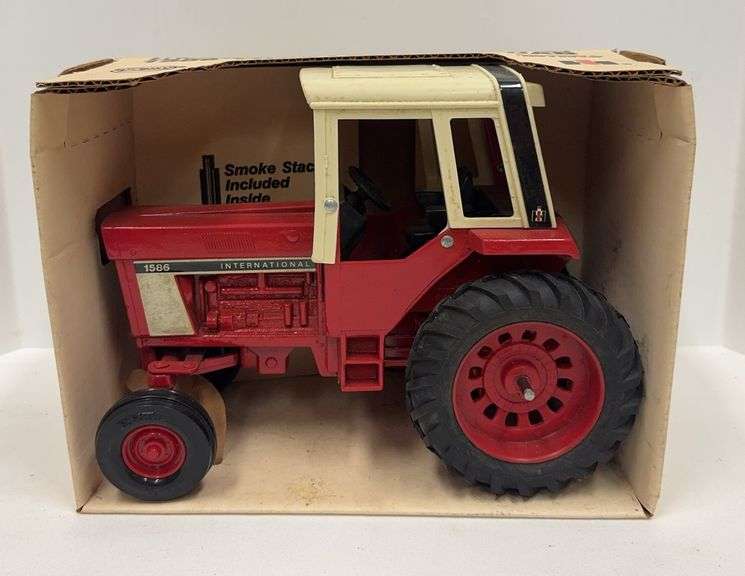 International 1586 Tractor With Cab – ERTL 1/16 Scale