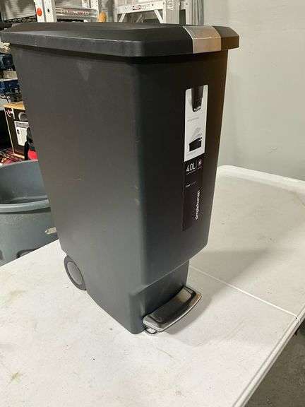Simple Human Step Pedal Trash Can