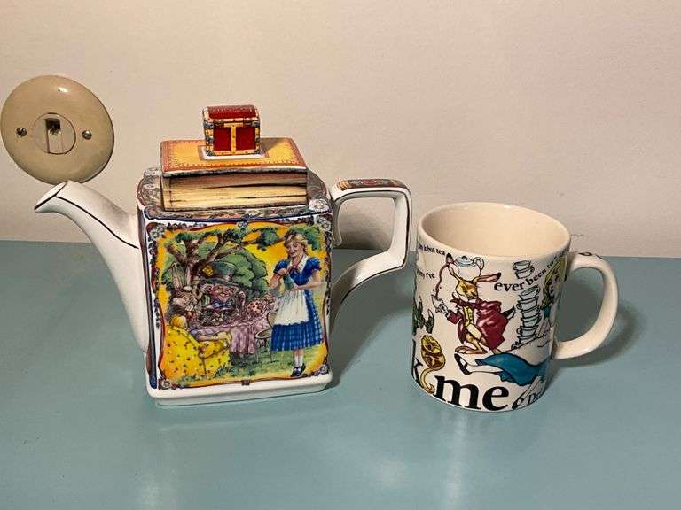 Alice in Wonderland Teapot and Mug