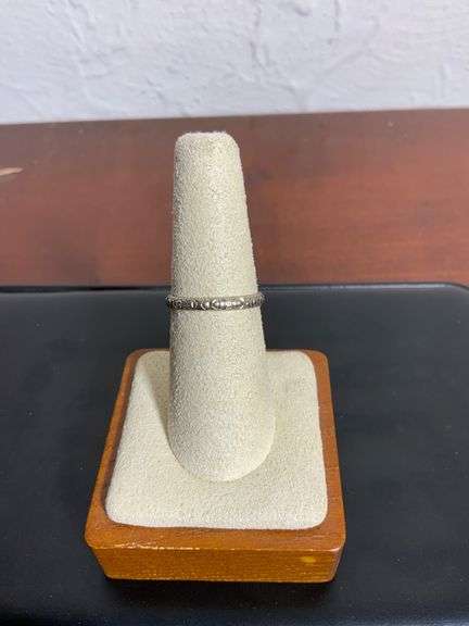 18K White Gold Ring, Size 6.5, 2.44 Grams