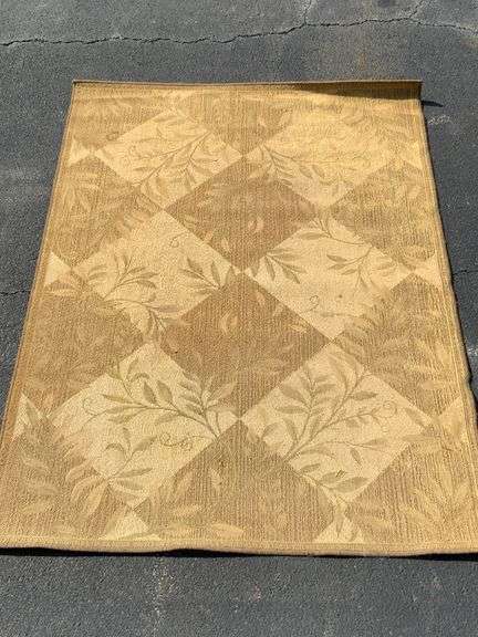 Machine-Woven Area Rug with Leaf Pattern, 63“ x 87“