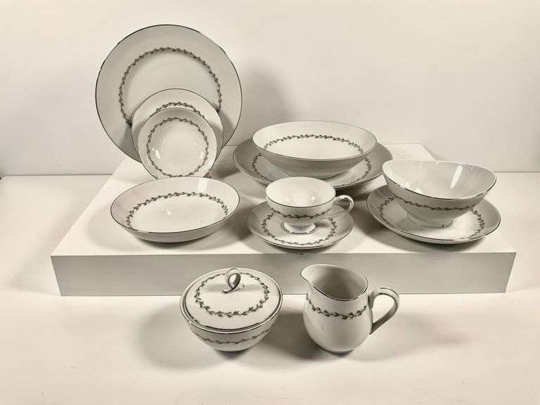 Mikasa Fine China Dinner Service for Eight, ‘Melbourne’ Pattern