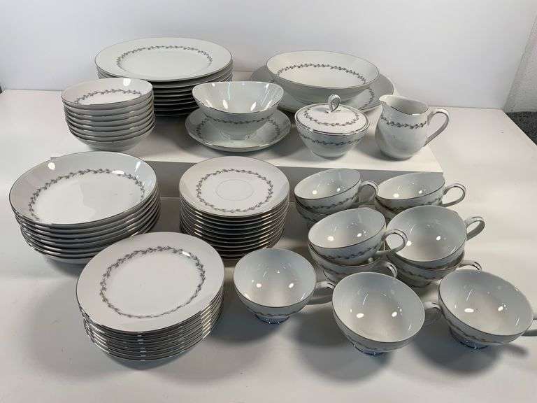 Mikasa Fine China Dinner Service for Eight, ‘Melbourne’ Pattern