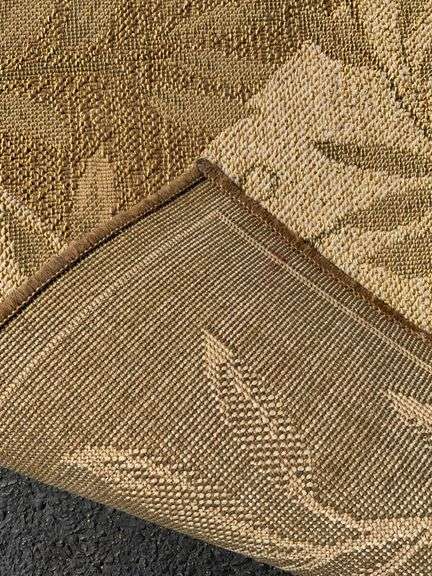 Machine-Woven Area Rug with Leaf Pattern, 63“ x 87“