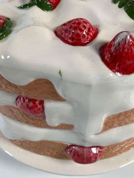 12-Inch Strawberry Design Ceramic Cake Plate with Lid