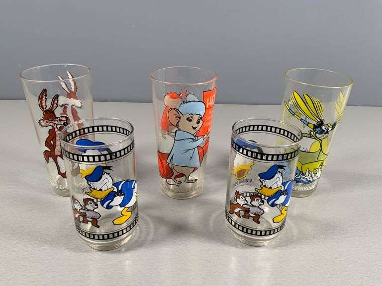 Set of 5 Character-Themed Collector Glasses Featuring Donald Duck, Wile E. Coyote, Evinrude, and Bia