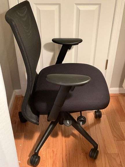Black Mesh Office Chair With Padded Seat and Adjustable Features