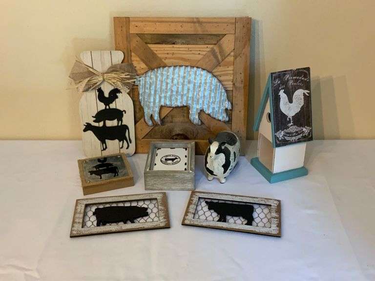 Farmhouse-Style Decor With Pig Artwork and Embellishments