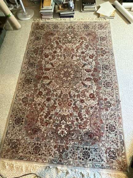 Hand-Knotted Oriental-Style Rug with Floral Motif and Fringed Edges
