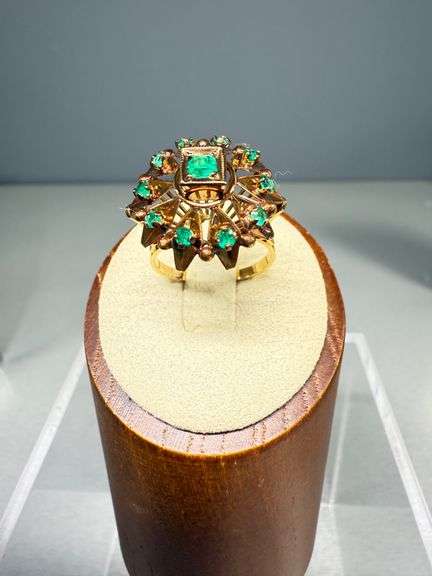 18K Gold Ring with Emeralds, Size 7.5, 4.57 Grams