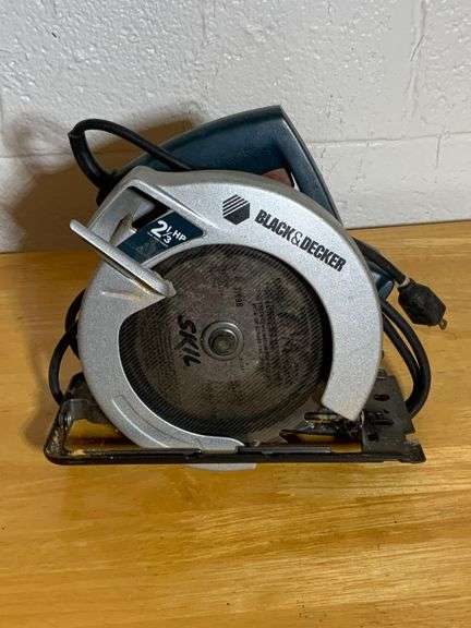 Black & Decker 2 1/2 HP Circular Saw with Metal Blade