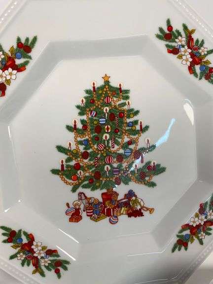 8 Fairfield Fine China Holiday-Themed Dinnerware Pieces