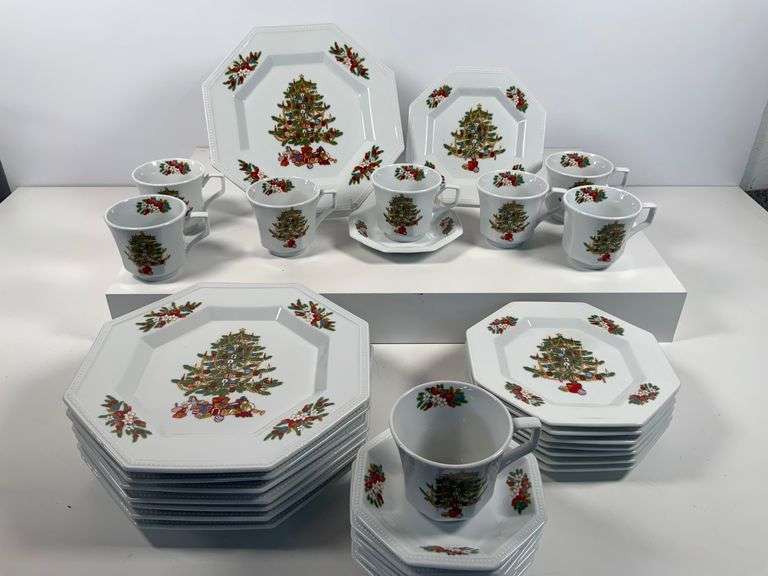 8 Fairfield Fine China Holiday-Themed Dinnerware Pieces